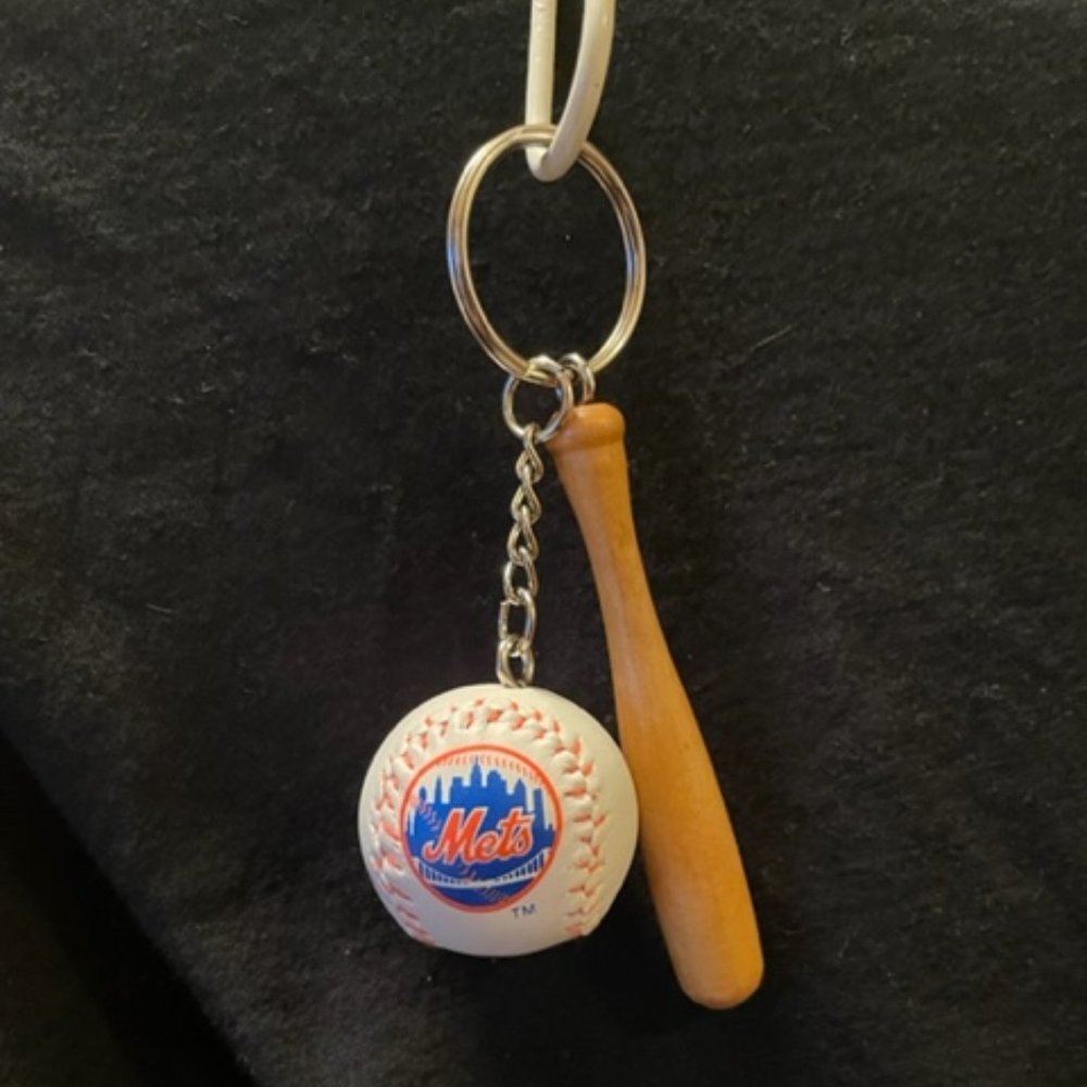 Vtg 1990s NY Mets Baseball and Bat Keychain. Baseball has Mets logo.  New in bag